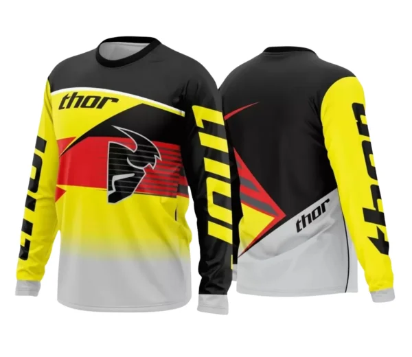 Camisa com logo no peito e estampa grande nas costas, destacando elementos dinâmicos e estilosos que remetem ao mundo do motocross e trilhas off-road, ideal para quem curte aventuras e esportes radicais.